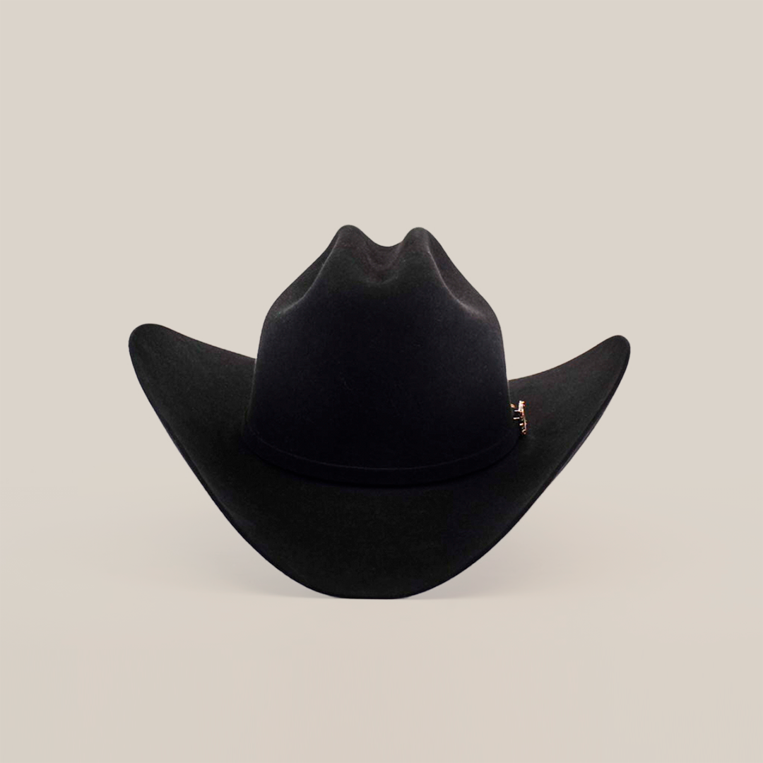 The 100X Independecia Black cowboy hat, with its wide brim and creased crown against a white background, epitomizes the elegance of western headwear.